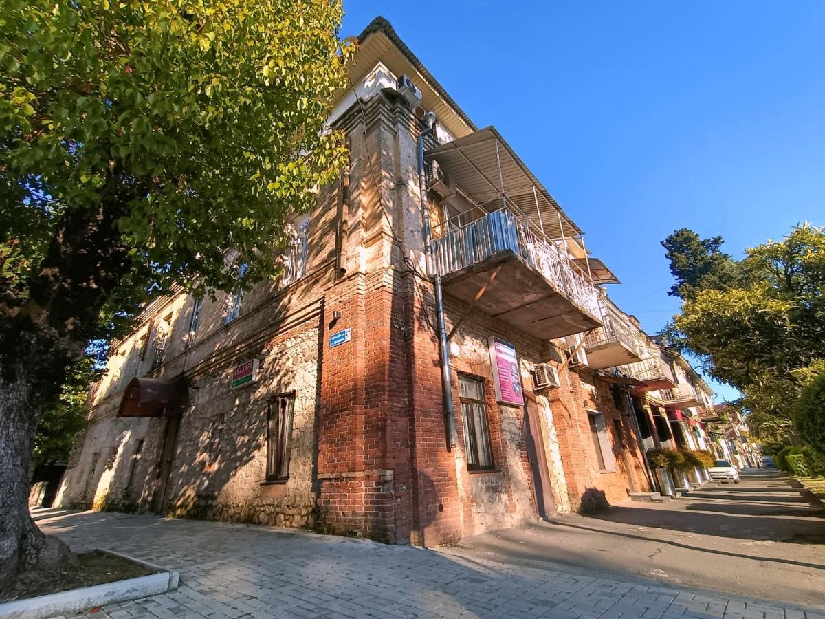 Мини-Отель В Центре Сухума - Аиааира Sukhumi Exterior foto
